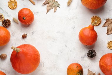 Hafif arka planda taze kabaklar ile Sonbahar kompozisyon