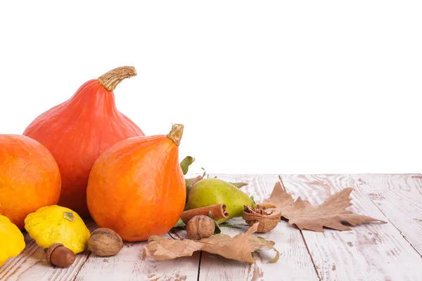 Herfst samenstelling met verse pompoenen en blokkeert op houten tafel tegen witte achtergrond — Stockfoto