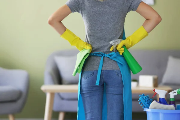 Женщина собирается убраться в своей квартире — стоковое фото