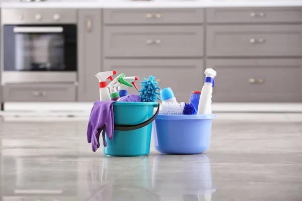 Set di prodotti per la pulizia in cucina — Foto Stock