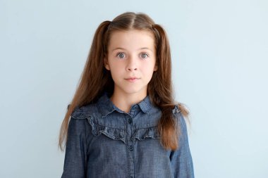 Hafif arka planda sürpriz küçük kız