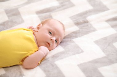 Yatakta uzanan tatlı bebek.