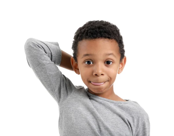 Grimacing αφρικανικό-αμερικάνικο αγόρι σε λευκό φόντο — Φωτογραφία Αρχείου