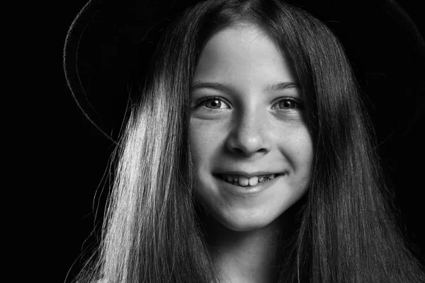 Zwart-wit portret van schattige kleine meisje op donkere achtergrond — Stockfoto