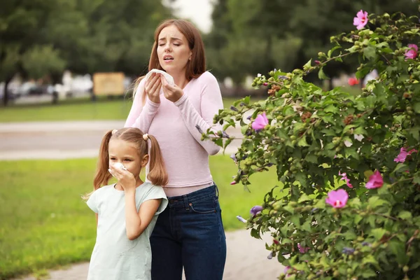 Giovane donna e bambina che soffrono di allergia all'aperto — Foto Stock