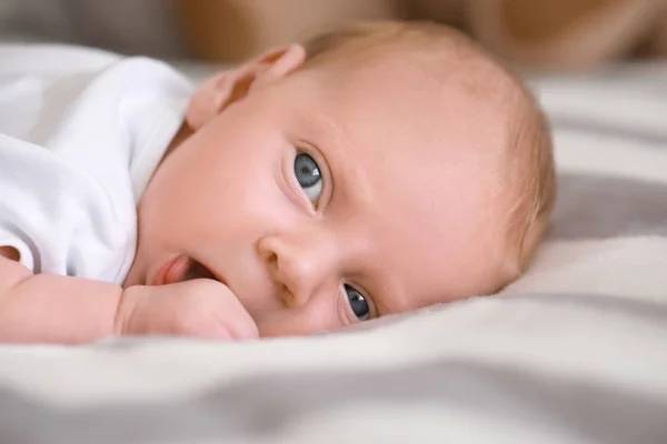 Słodkie mało dziecko leżące na łóżku — Zdjęcie stockowe