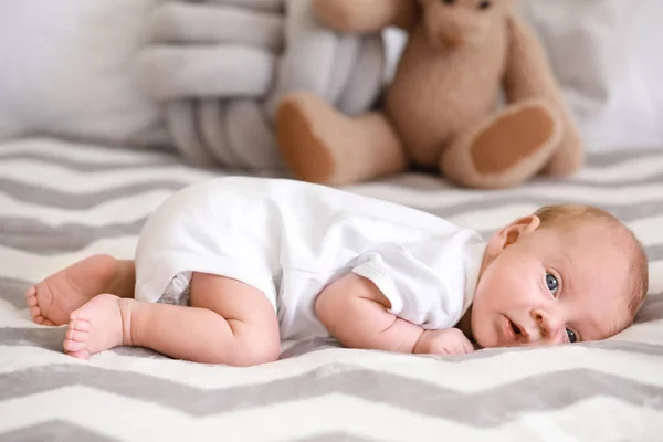 Γλυκό μωράκι ξαπλωμένο στο κρεβάτι — Φωτογραφία Αρχείου