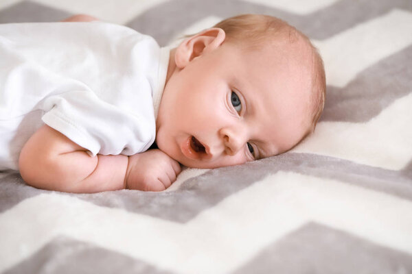 Милый маленький ребенок лежит на кровати