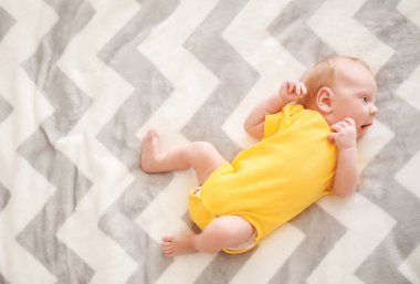 Yatakta uzanan tatlı bebek.