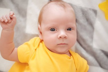 Yatakta uzanan tatlı bebek.