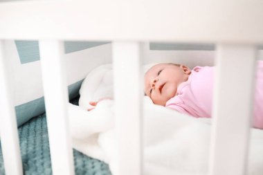 Beşikte yatan sevimli küçük bebek