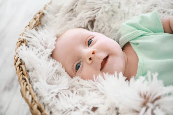 Schattige kleine baby liggend in mand — Stockfoto