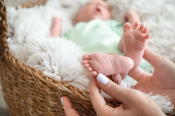 Mother's hands with tiny baby legs, closeup — Stock Photo, Image