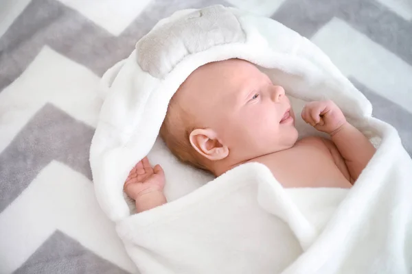 Schattig klein baby liggend op bed — Stockfoto