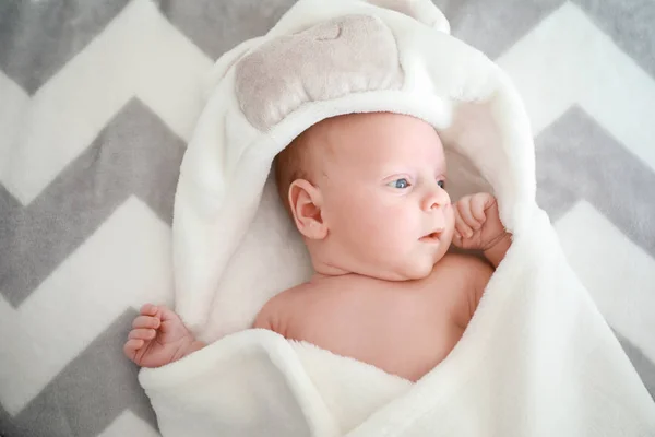 Schattig klein baby liggend op bed — Stockfoto