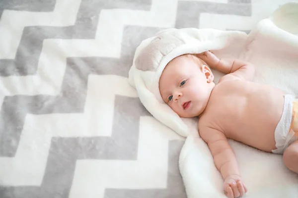 Schattig klein baby liggend op bed — Stockfoto