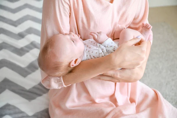 Madre con su pequeño bebé en casa, primer plano —  Fotos de Stock