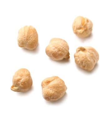 Beyaz arka planda çiğ nohut