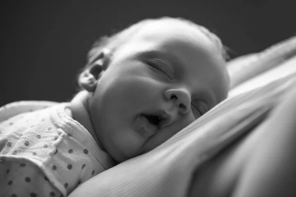 Anne ve uyuyan küçük bebeği, yakın çekim — Stok fotoğraf
