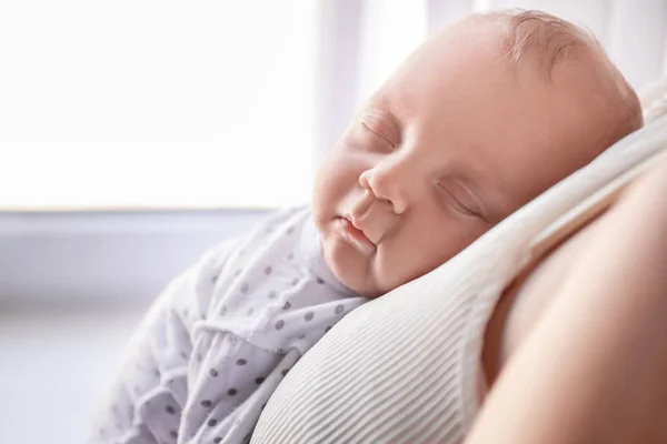 Мать со своим спящим малышом, крупным планом — стоковое фото