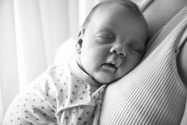 Mother with her sleeping little baby, closeup — Stock Photo, Image