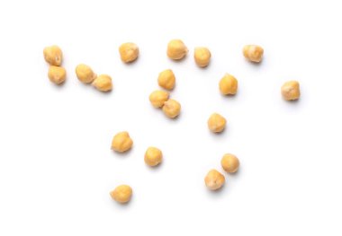 Beyaz arka planda çiğ nohut