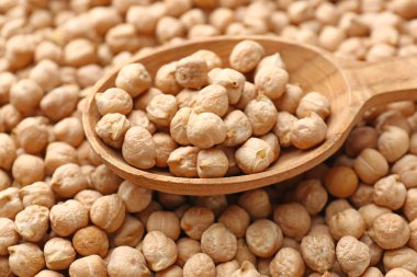 Birçok çiğ nohut kaşık, closeup