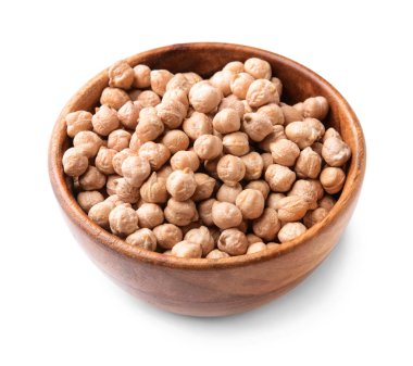 Beyaz arkaplanda çiğ nohut ile kase