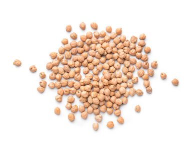 Beyaz arka planda çiğ nohut