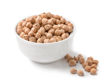 Beyaz arkaplanda çiğ nohut ile kase