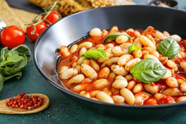 Masada kasede domates soslu lezzetli fasulye