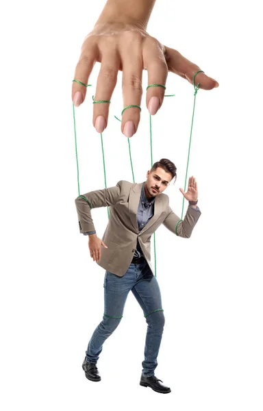 Hand des Puppenspielers, der den Menschen als Marionette auf weißem Hintergrund manipuliert — Stockfoto