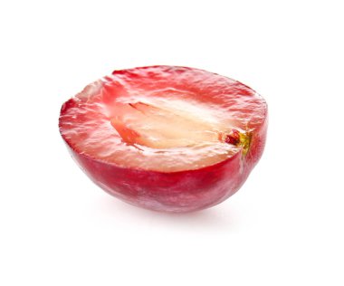 Olgun beyaz arka plan üzerinde üzüm kesilmiş