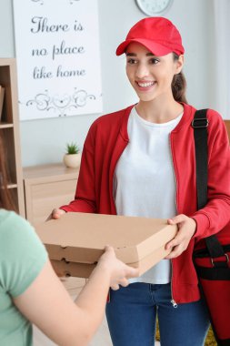 Gıda dağıtım şirketinin kuryesinden sipariş alan kadın