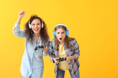 Renkli arka planda video oyunu oynayan gençler