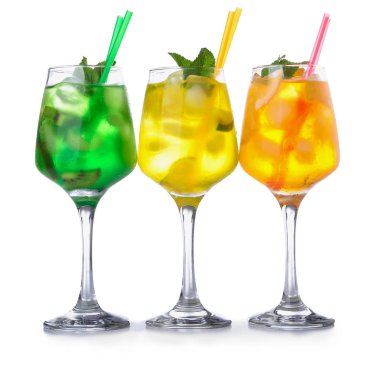 Beyaz arka planda gözlük farklı kokteyller