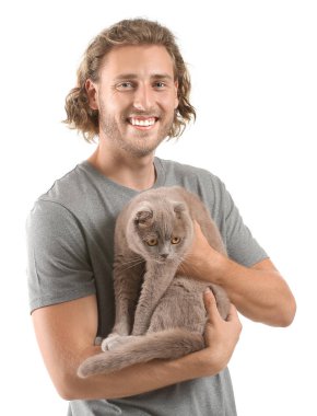 Beyaz arka plan üzerinde sevimli komik kedi ile Adam