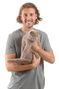 Beyaz arka plan üzerinde sevimli komik kedi ile Adam