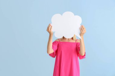 Renkli arka planda konuşma kabarcığı olan kadın