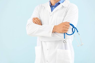 Açık renk arka plan üzerinde stetoskop ile erkek doktor
