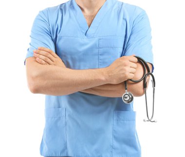 Beyaz arka planda stetoskoplu erkek hemşire