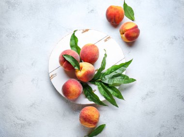 Hafif arka planda lezzetli şeftali ile Kurulu