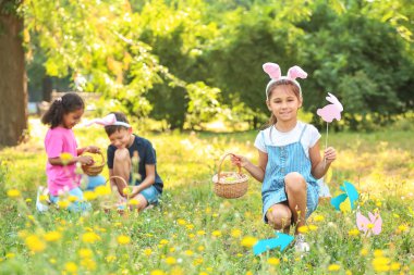 Parkta Paskalya yumurtaları toplayan küçük çocuklar