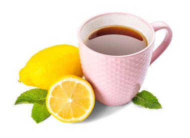 Beyaz arka planda limon ve nane ile lezzetli çay Fincan