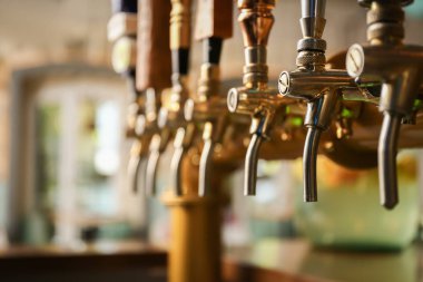 Fıçı bira modern barda musluklar