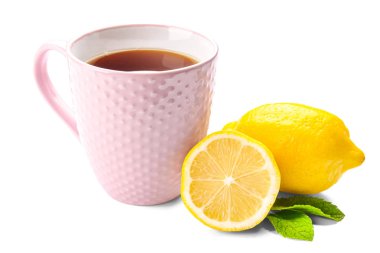 Beyaz arka planda limon ve nane ile lezzetli çay Fincan