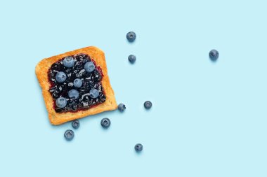 Renkli arka planda berry reçel ilerlemiş lezzetli tost ekmeği