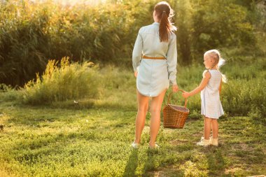 Sepet açık havada mutlu anne ve kızı