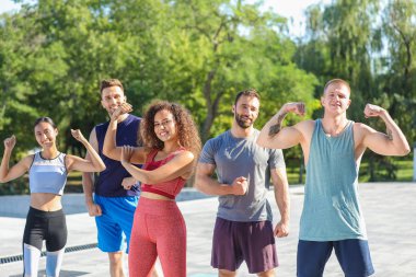 Açık havada kasgösteren genç sportif insanlar grubu