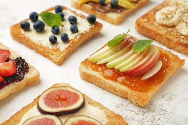 Hafif arka planda farklı lezzetli sandviçler